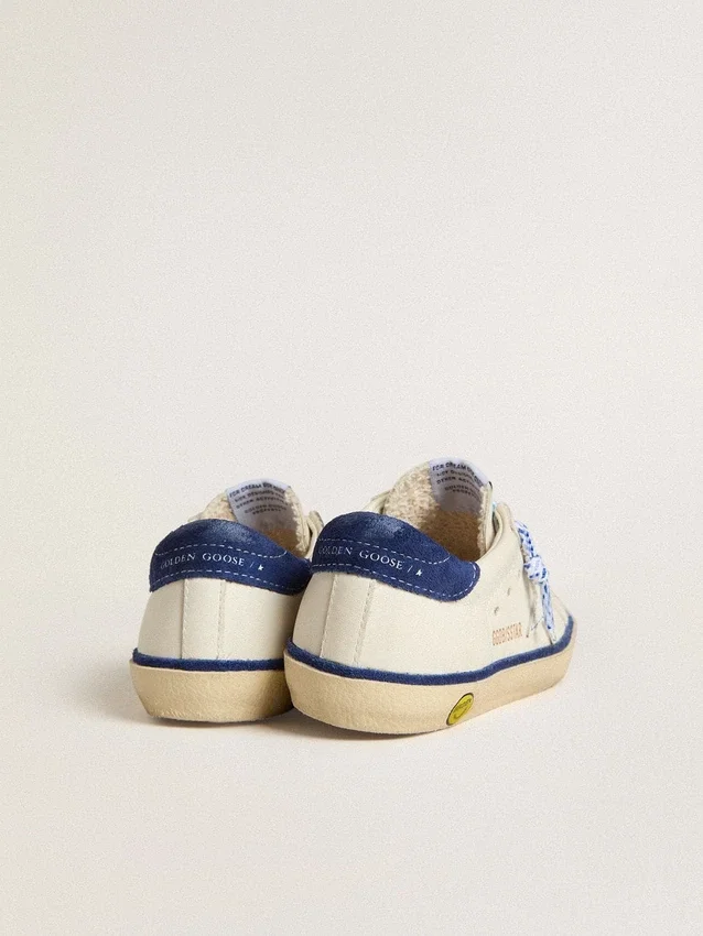 Super-Star Junior en cuir blanc avec languette de talon en daim bleu