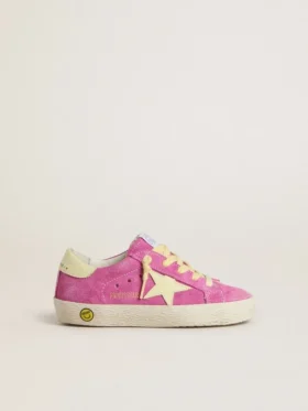 Super-Star Junior en daim rose avec une étoile jaune clair et une languette au talon