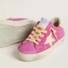 Super-Star Junior en daim rose avec une étoile jaune clair et une languette au talon