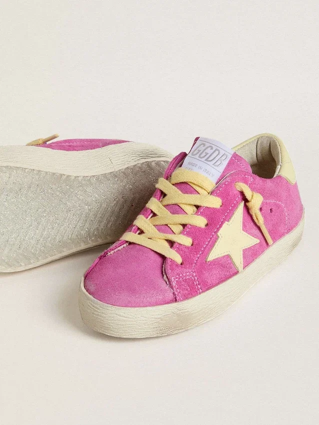 Super-Star Junior en daim rose avec une étoile jaune clair et une languette au talon