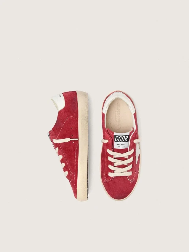 Super-Star Junior en daim rouge avec étoile et languette au talon en cuir blanc