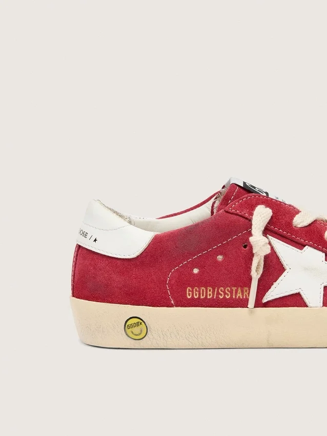 Super-Star Junior en daim rouge avec étoile et languette au talon en cuir blanc