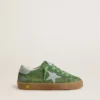 Super-Star Junior en daim vert avec étoile bleu clair et languette au talon
