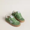 Super-Star Junior en daim vert avec étoile bleu clair et languette au talon