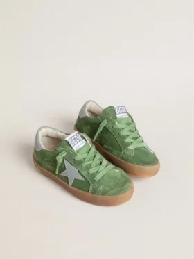Super-Star Junior en daim vert avec étoile bleu clair et languette au talon