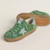 Super-Star Junior en daim vert avec étoile bleu clair et languette au talon