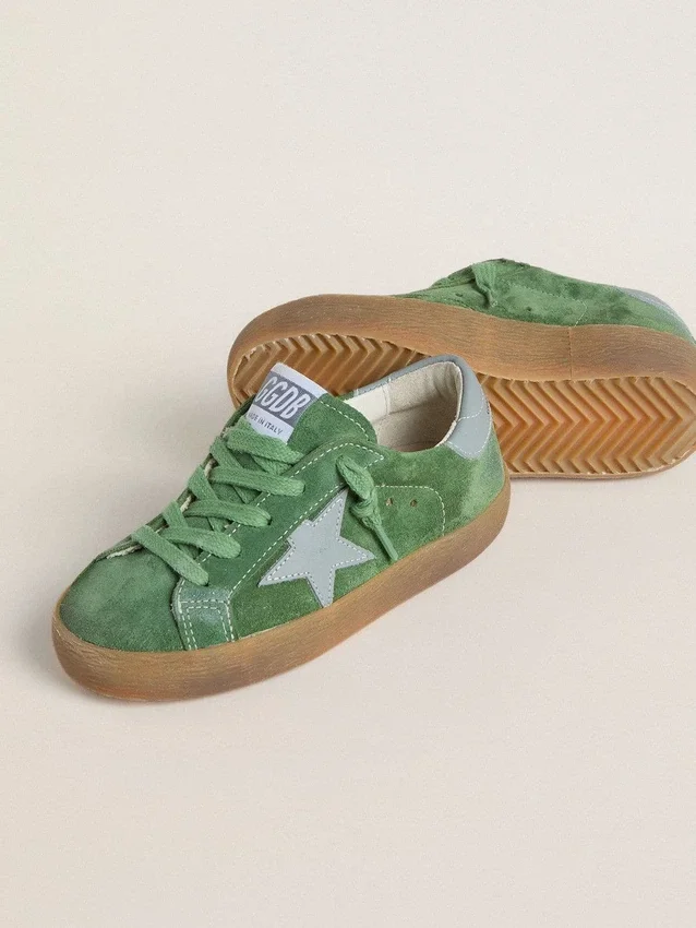 Super-Star Junior en daim vert avec étoile bleu clair et languette au talon