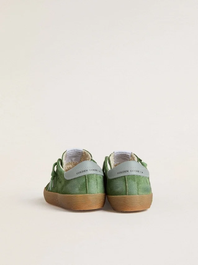 Super-Star Junior en daim vert avec étoile bleu clair et languette au talon