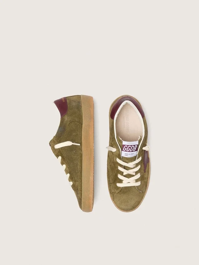 Super-Star Junior en daim vert militaire avec étoile et languette au talon en cuir bordeaux