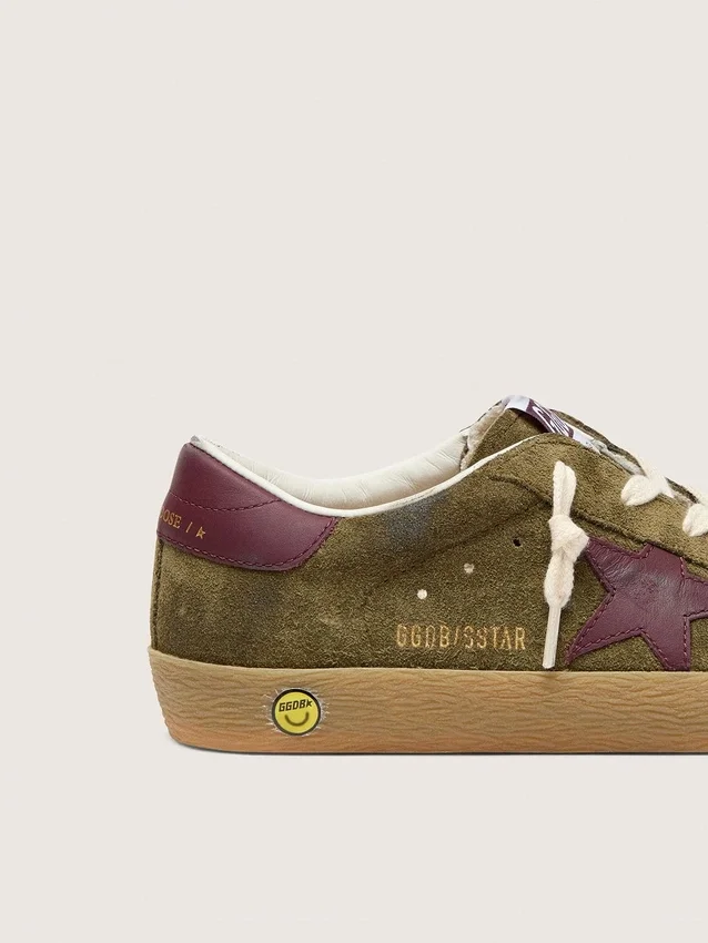 Super-Star Junior en daim vert militaire avec étoile et languette au talon en cuir bordeaux