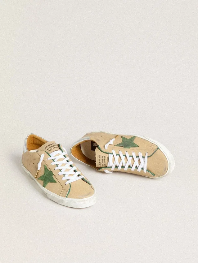 Super-Star LTD en cuir beige avec étoile en daim vert et languette de talon en cuir argenté