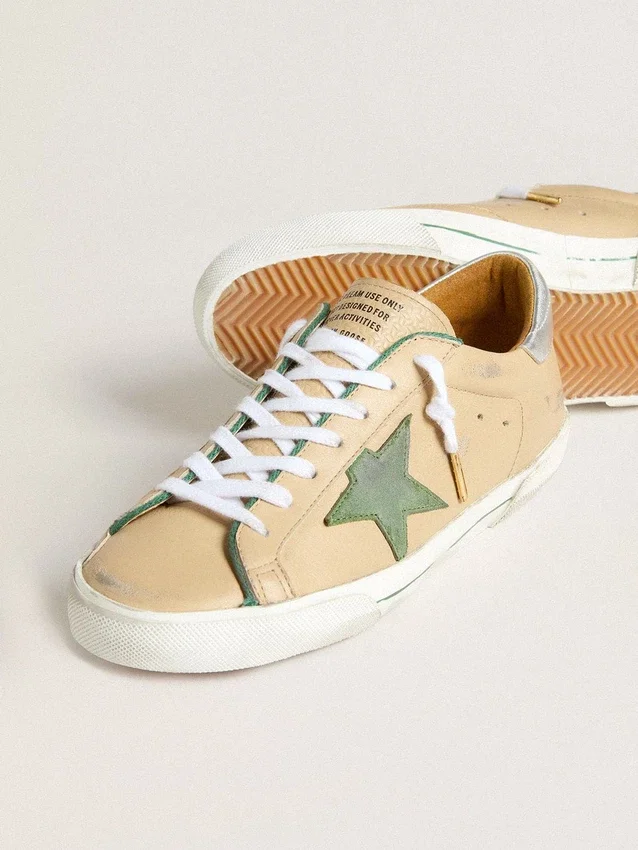 Super-Star LTD en cuir beige avec étoile en daim vert et languette de talon en cuir argenté