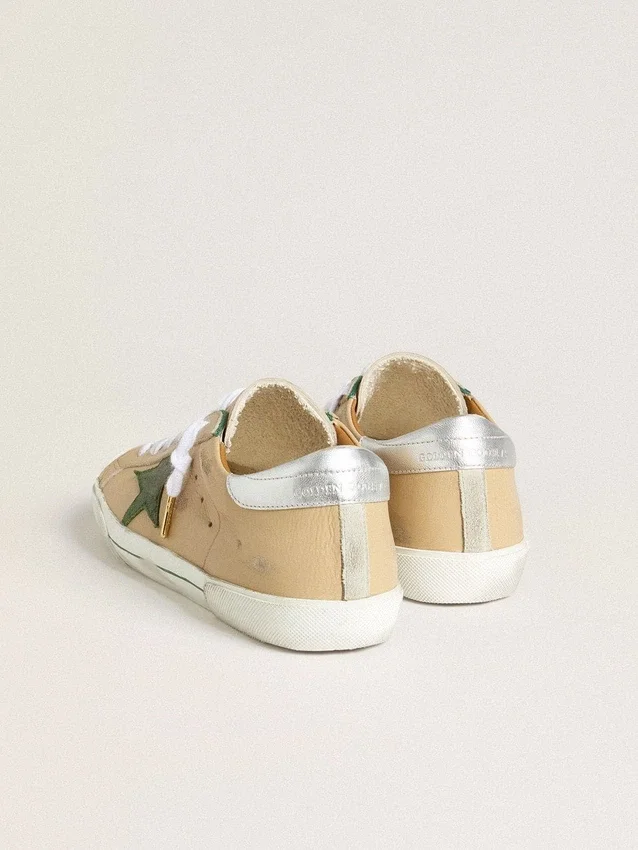Super-Star LTD en cuir beige avec étoile en daim vert et languette de talon en cuir argenté