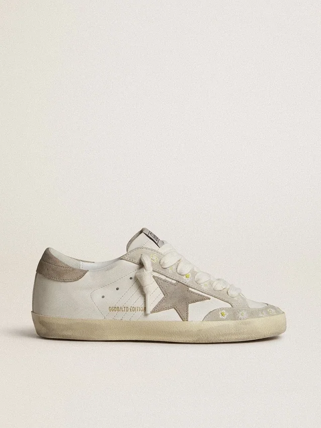 Super-Star LTD pour femme avec étoile et languette de talon en daim beige et broderie florale