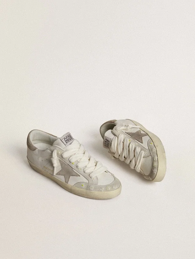Super-Star LTD pour femme avec étoile et languette de talon en daim beige et broderie florale