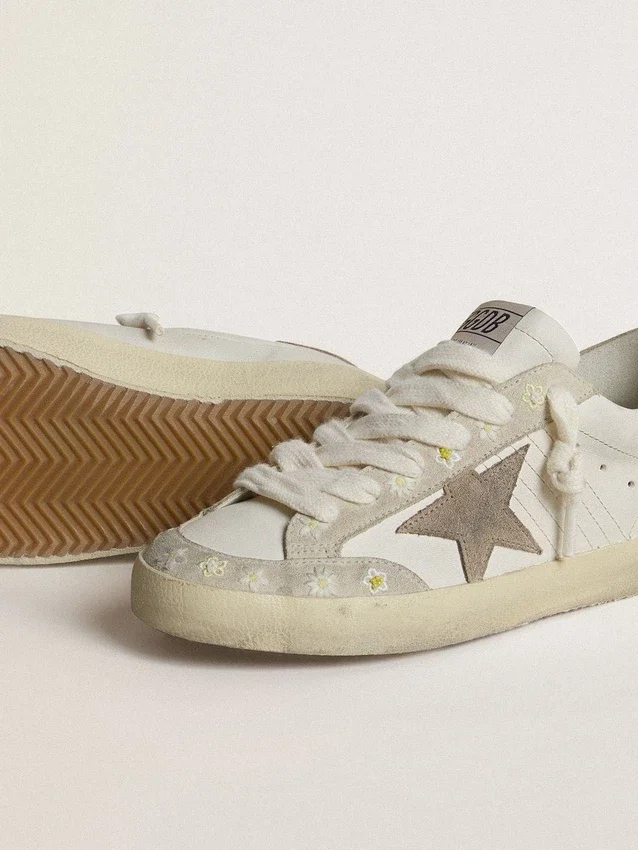Super-Star LTD pour femme avec étoile et languette de talon en daim beige et broderie florale