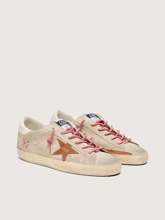 Super-Star LTD pour femme en daim couleur perle avec étoile rouge brique et broderies