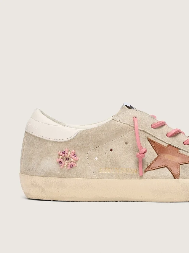 Super-Star LTD pour femme en daim couleur perle avec étoile rouge brique et broderies