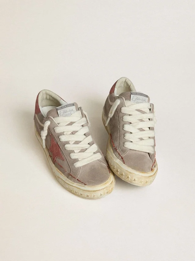 Super-Star LTD pour femme en daim gris avec étoile et languette de talon en daim ciré rouge