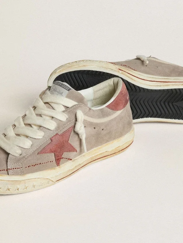 Super-Star LTD pour femme en daim gris avec étoile et languette de talon en daim ciré rouge