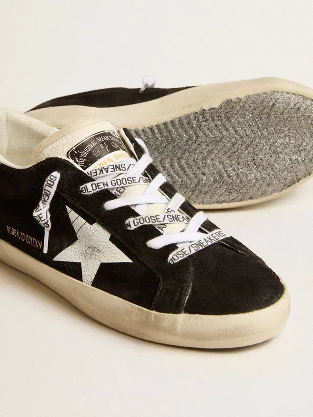 Super-Star LTD pour femme en daim noir avec étoile imprimée blanche et languette de talon pailletée argentée