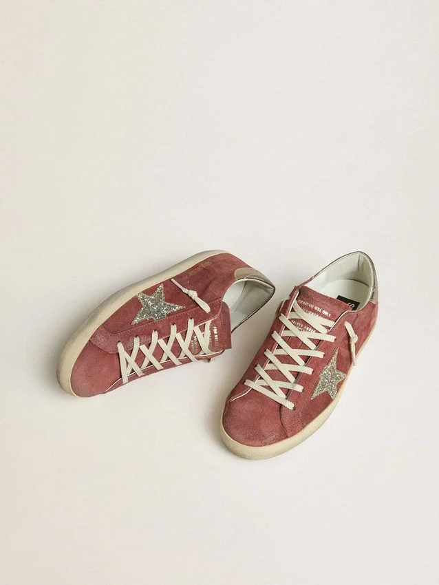 Super-Star LTD pour femme en daim rouge avec étoile pailletée argentée et languette de talon en cuir laminé