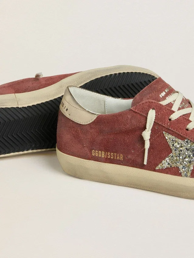 Super-Star LTD pour femme en daim rouge avec étoile pailletée argentée et languette de talon en cuir laminé