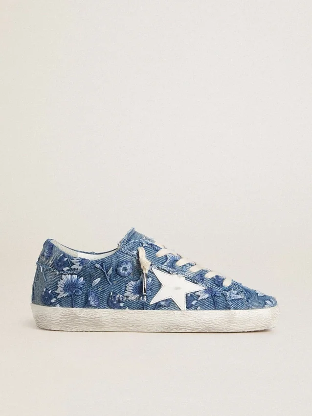 Super-Star LTD pour femme en denim bleu clair avec une étoile en cuir blanc et des fleurs brodées