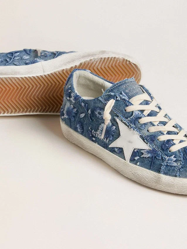 Super-Star LTD pour femme en denim bleu clair avec une étoile en cuir blanc et des fleurs brodées