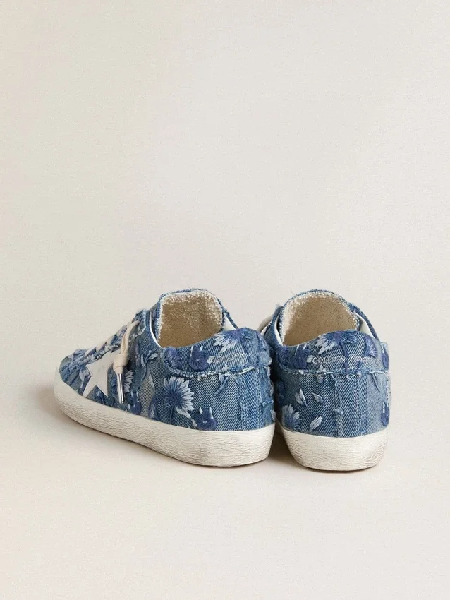 Super-Star LTD pour femme en denim bleu clair avec une étoile en cuir blanc et des fleurs brodées