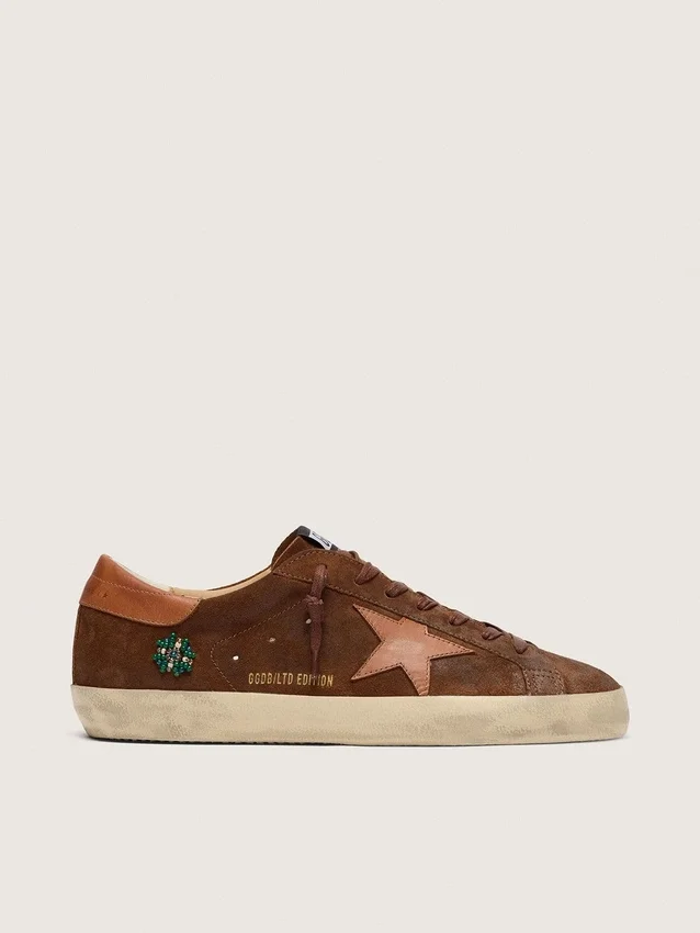 Super-Star LTD pour homme en daim marron avec étoile en cuir rouge brique et broderie aux perles vertes