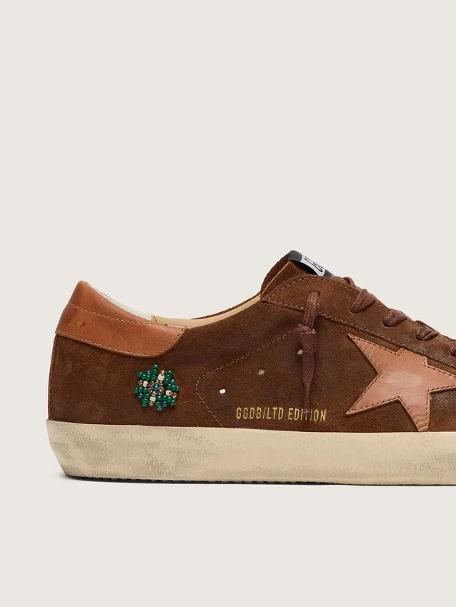 Super-Star LTD pour homme en daim marron avec étoile en cuir rouge brique et broderie aux perles vertes