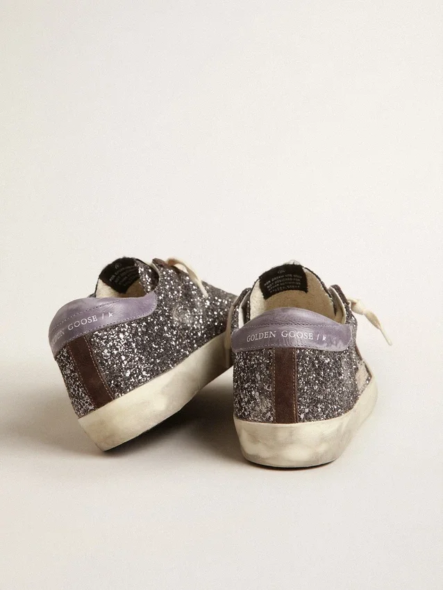 Super-Star pailletée avec une étoile marron et une languette de talon lilas