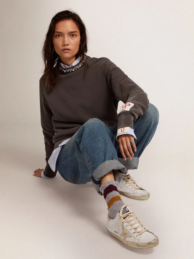 Super-Star pour femme avec bordure dorée pailletée et lettrage à clous métalliques