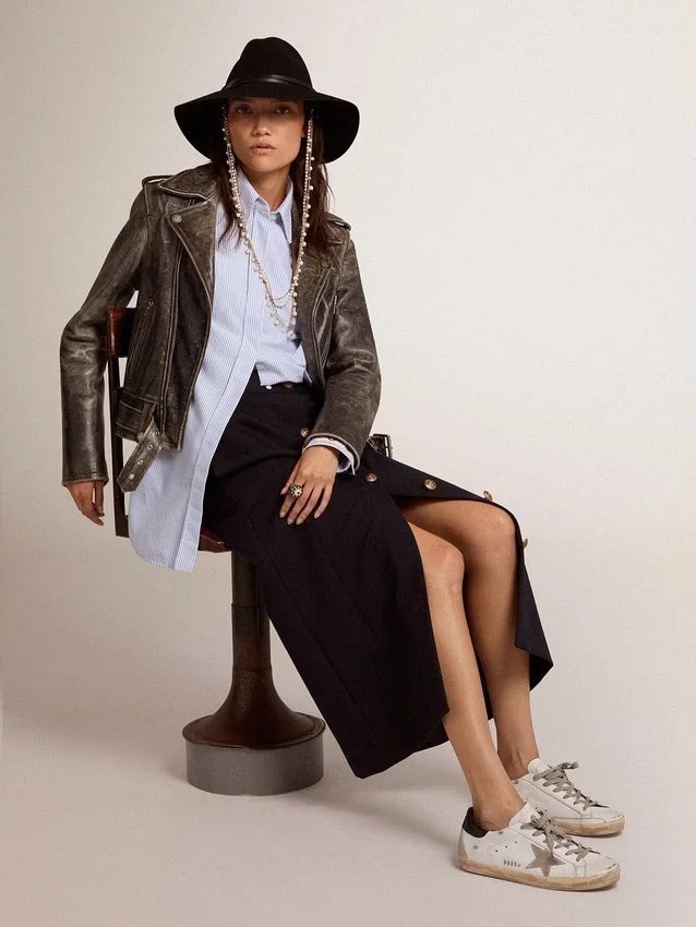 Super-Star pour femme avec languette de talon noire et lettrage à clous métalliques