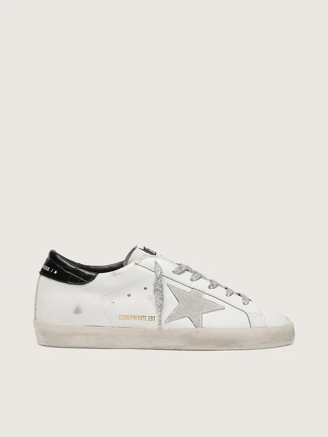 Super-Star pour femme avec étoile en daim blanc et languette de talon en cuir noir imprimé croco