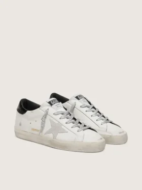 Super-Star pour femme avec étoile en daim blanc et languette de talon en cuir noir imprimé croco