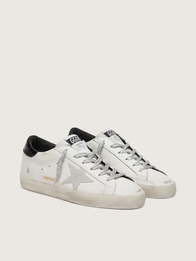 Super-Star pour femme avec étoile en daim blanc et languette de talon en cuir noir imprimé croco