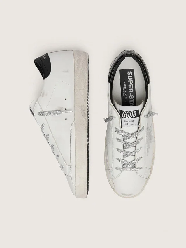 Super-Star pour femme avec étoile en daim blanc et languette de talon en cuir noir imprimé croco