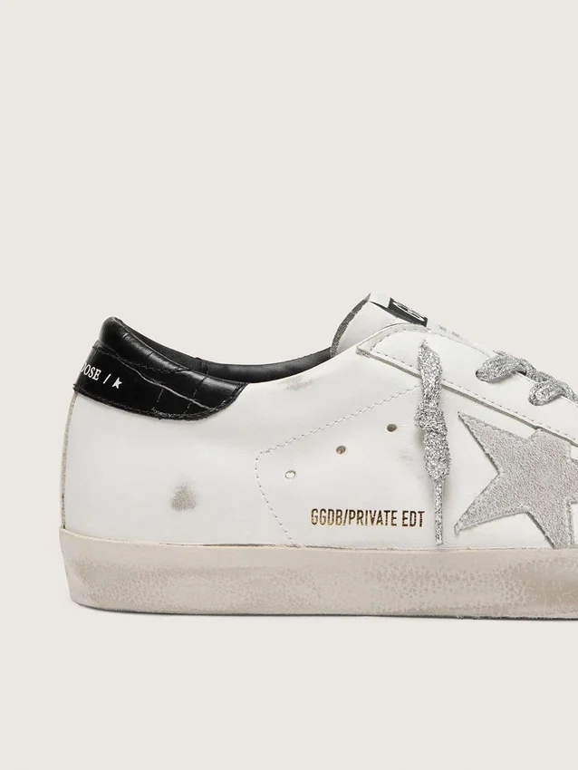 Super-Star pour femme avec étoile en daim blanc et languette de talon en cuir noir imprimé croco