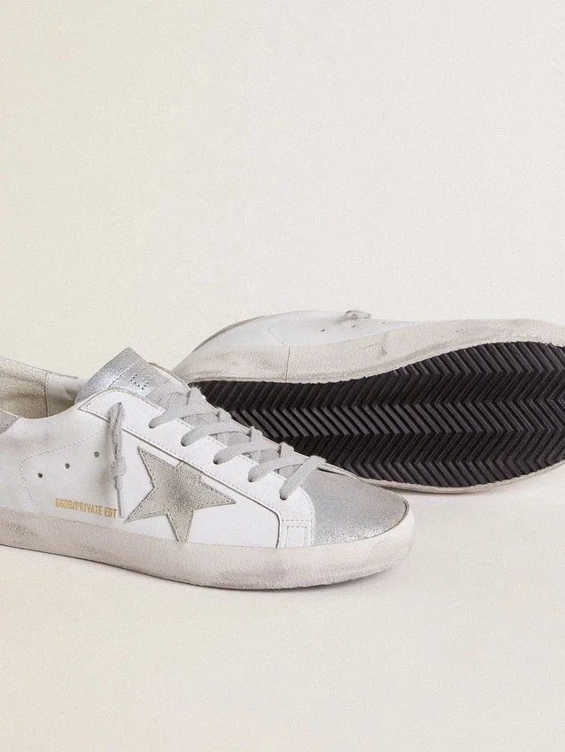 Super-Star pour femme avec étoile en daim gris et empiècements pailletés argentés