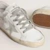 Super-Star pour femme avec étoile en daim gris et languette de talon en cuir rose