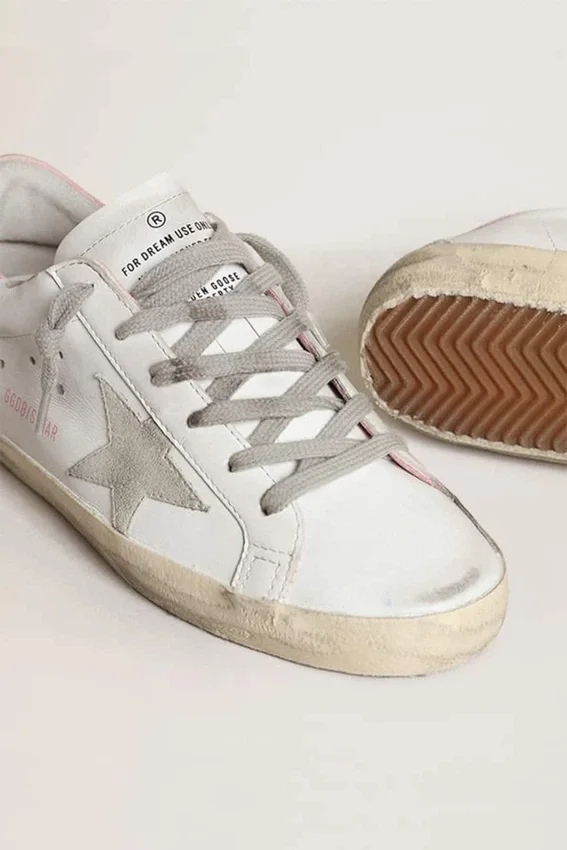 Super-Star pour femme avec étoile en daim gris et languette de talon en cuir rose