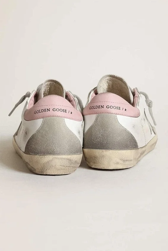 Super-Star pour femme avec étoile en daim gris et languette de talon en cuir rose