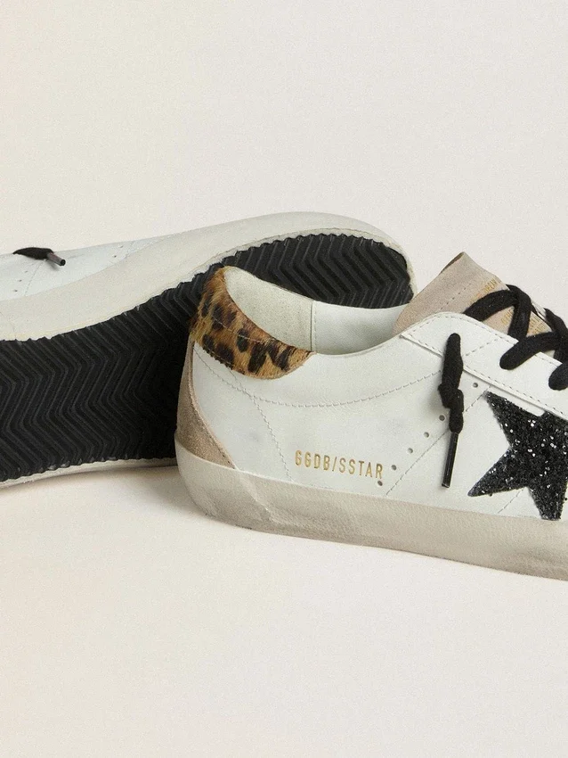 Super-Star pour femme avec étoile pailletée noire et languette de talon en peau de poney imprimée léopard