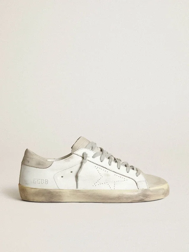 Super-Star pour femme en cuir blanc avec étoile perforée et languette de talon en nubuck beige