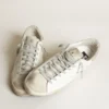 Super-Star pour femme en cuir blanc avec étoile perforée et languette de talon en nubuck beige
