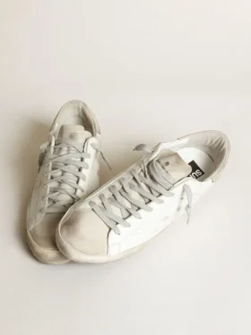Super-Star pour femme en cuir blanc avec étoile perforée et languette de talon en nubuck beige