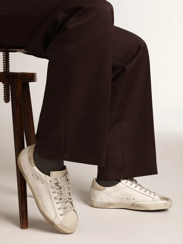 Super-Star pour femme en cuir blanc avec étoile perforée et languette de talon en nubuck beige