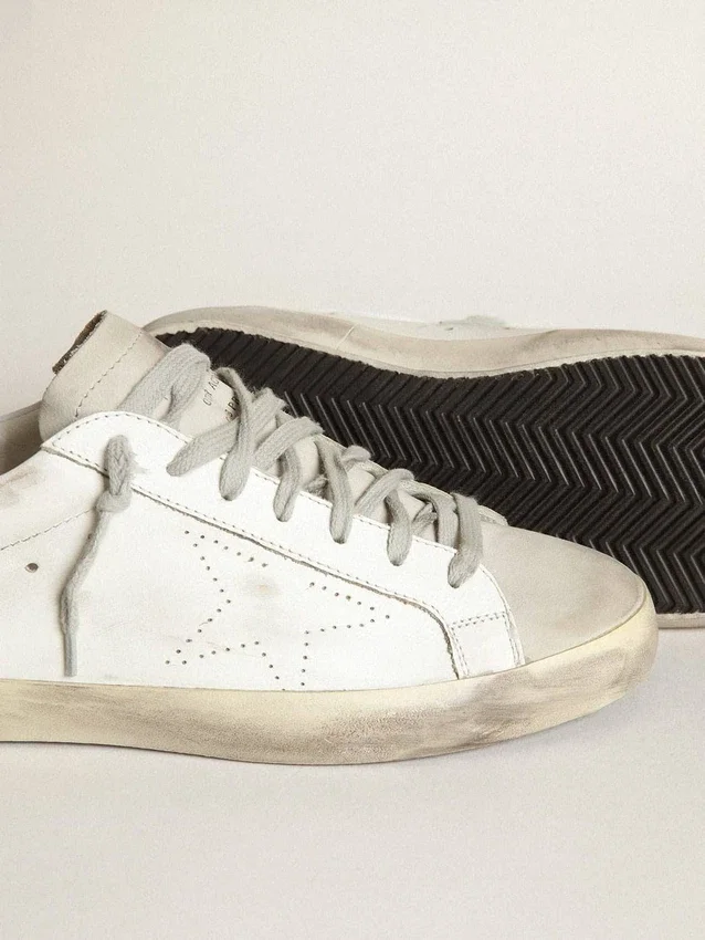 Super-Star pour femme en cuir blanc avec étoile perforée et languette de talon en nubuck beige